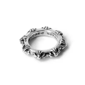 Bague avec bande en forme de croix