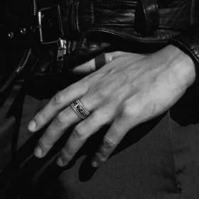 Bague avec étiquette en volutes
