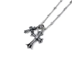 Petit collier avec croix et breloque Babyfat serti de diamants