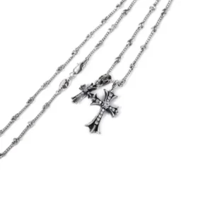 Petit collier avec croix et breloque Babyfat serti de diamants