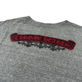 T-shirt Chrome Hearts à col en V et imprimé dans le dos, gris/rouge